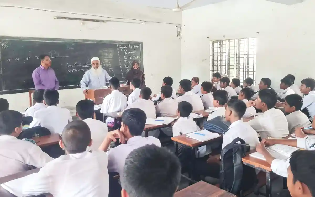 Comilla Crime News - MP Monirul Haque Chowdhury visited a school in Comilla and took classes himself