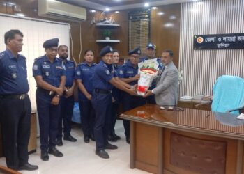 কুমিল্লায় নবাগত জেলা ও দায়রা জজকে ফুলেল শুভেচ্ছা জানান কোর্ট পুলিশ পরিদর্শক