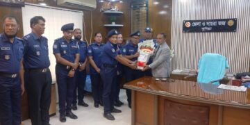 কুমিল্লায় নবাগত জেলা ও দায়রা জজকে ফুলেল শুভেচ্ছা জানান কোর্ট পুলিশ পরিদর্শক