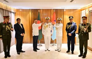 নৌবাহিনী প্রধান খোন্দকার মিসবাহ উল আজীমকে র‍্যাংক ব্যাজ পরালেন প্রধানমন্ত্রী-FB_IMG_1784790466943