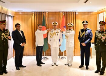 নৌবাহিনী প্রধান খোন্দকার মিসবাহ উল আজীমকে র‍্যাংক ব্যাজ পরালেন প্রধানমন্ত্রী-FB_IMG_1784790466943