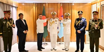 নৌবাহিনী প্রধান খোন্দকার মিসবাহ উল আজীমকে র‍্যাংক ব্যাজ পরালেন প্রধানমন্ত্রী-FB_IMG_1784790466943