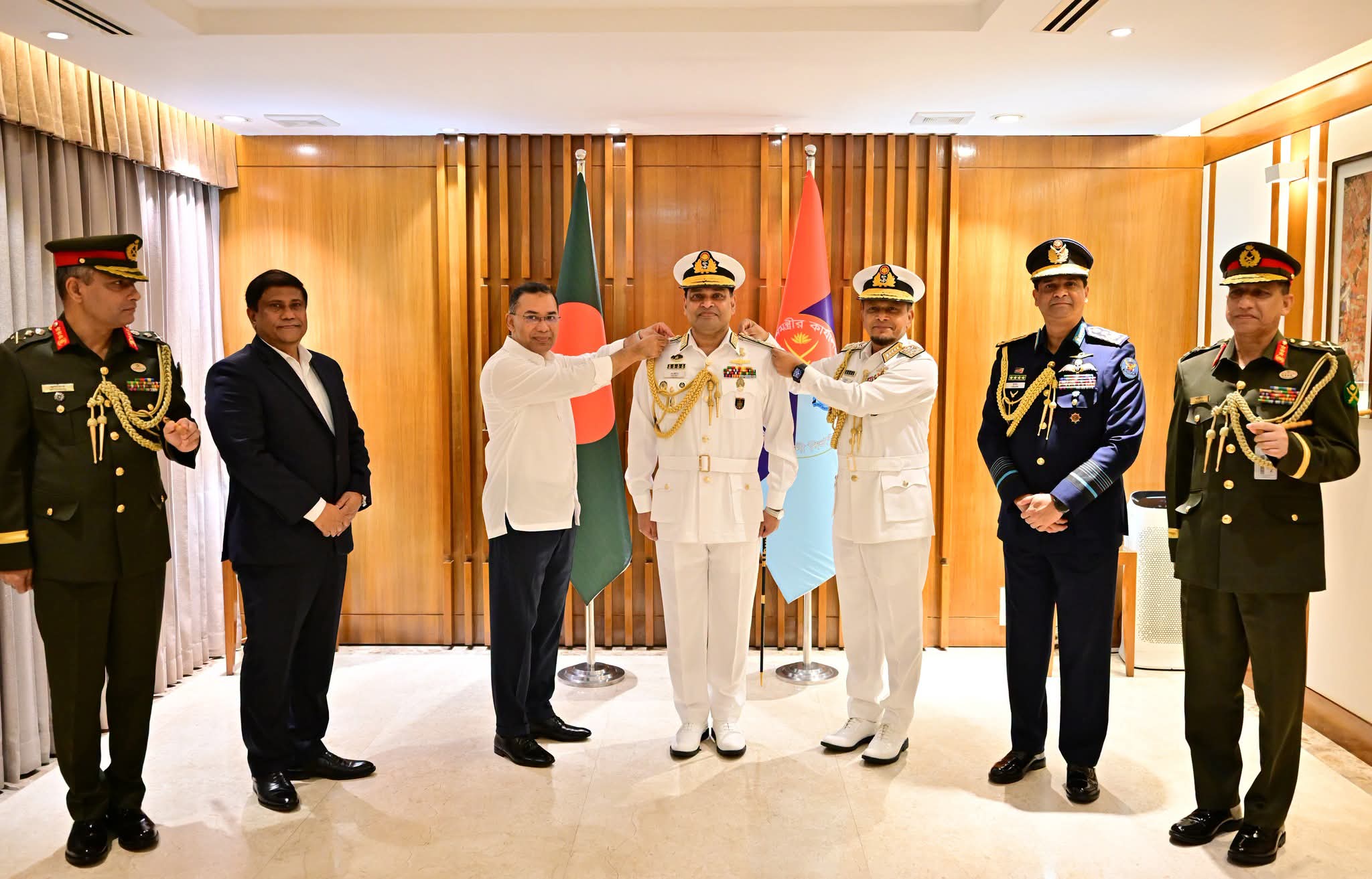 নৌবাহিনী প্রধান খোন্দকার মিসবাহ উল আজীমকে র‍্যাংক ব্যাজ পরালেন প্রধানমন্ত্রী-FB_IMG_1784790466943