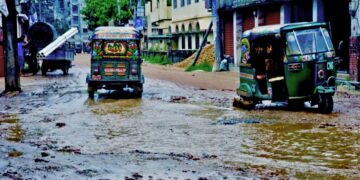 কুমিল্লা নগরীর একাধিক সড়কবেহাল দশা, বছরের পর বছর দুর্ভোগের শিকার লাখো মানুষ, এ যেনো মৃত্যু ফাঁদ